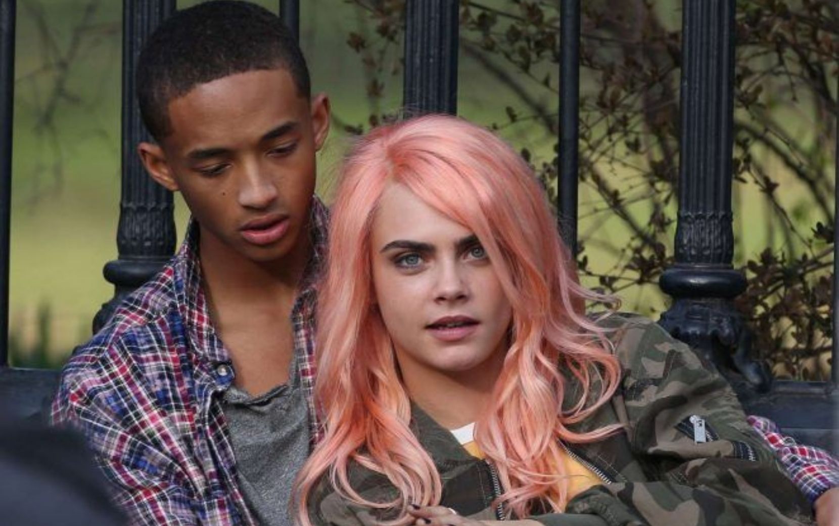 Novo casal? Cara Delevingne e Jaden Smith são vistos aos beijos - vem ver