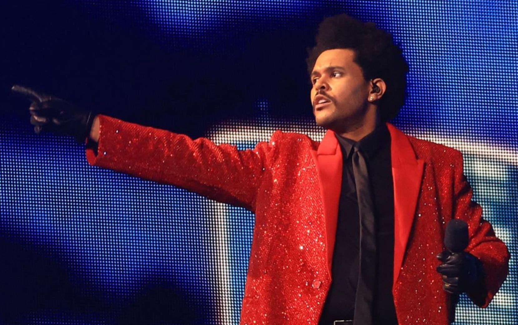 Histórico! The Weeknd apresenta seus maiores hits em show épico no intervalo do Super Bowl 2021