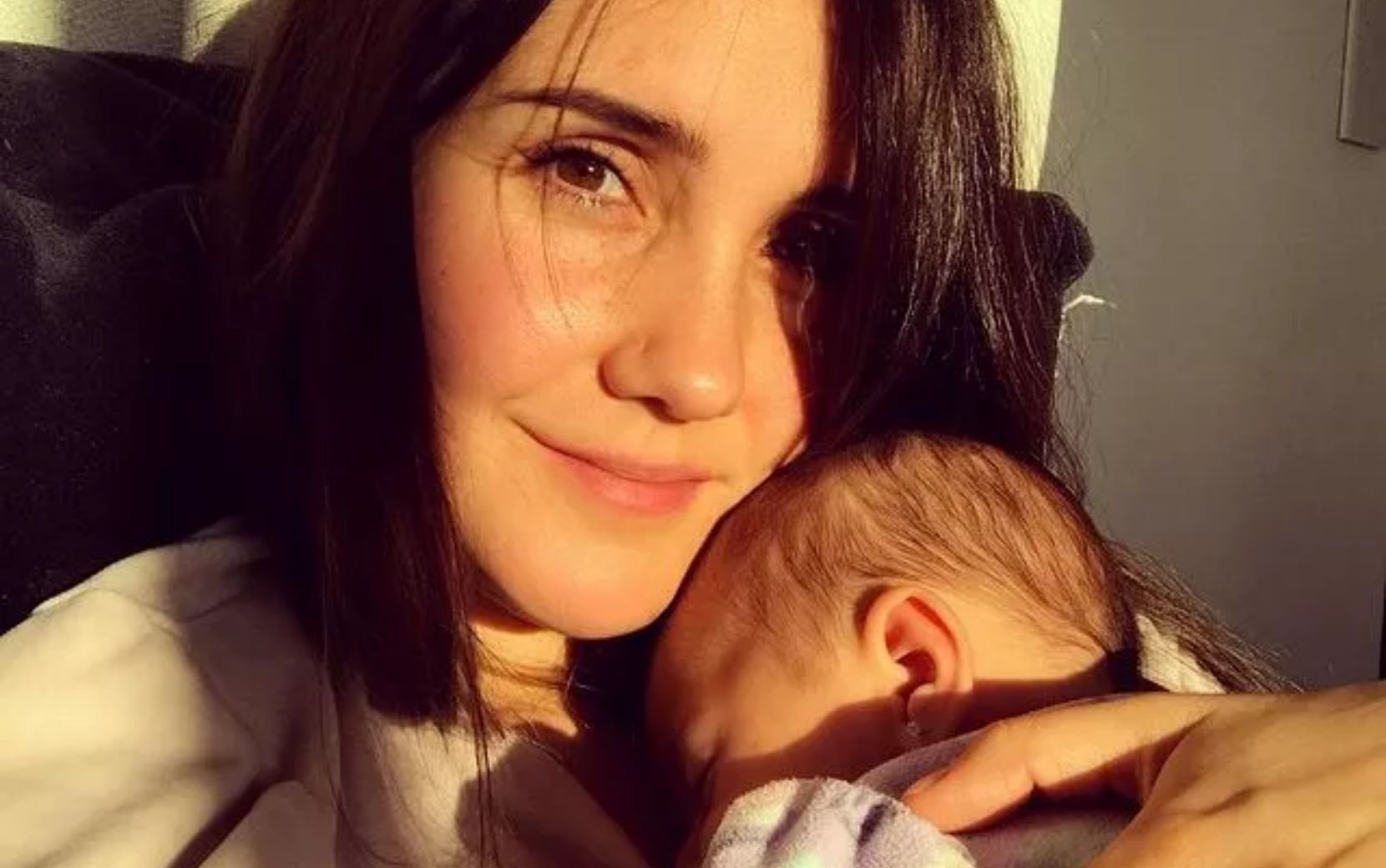 Dulce Maria compartilha clique com a filha e faz desabafo sobre maternidade: "Exausta"