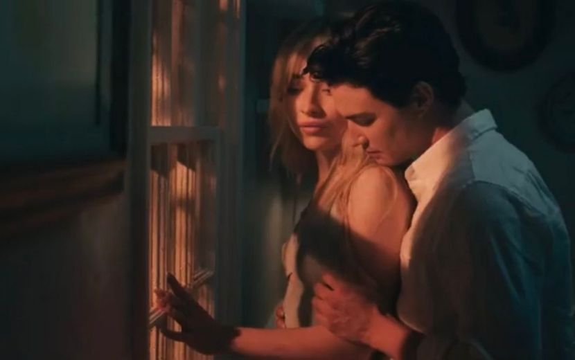 Sabrina Carpenter e Gavin Leatherwood vivem turbulências de um relacionamento no clipe de "Skin"