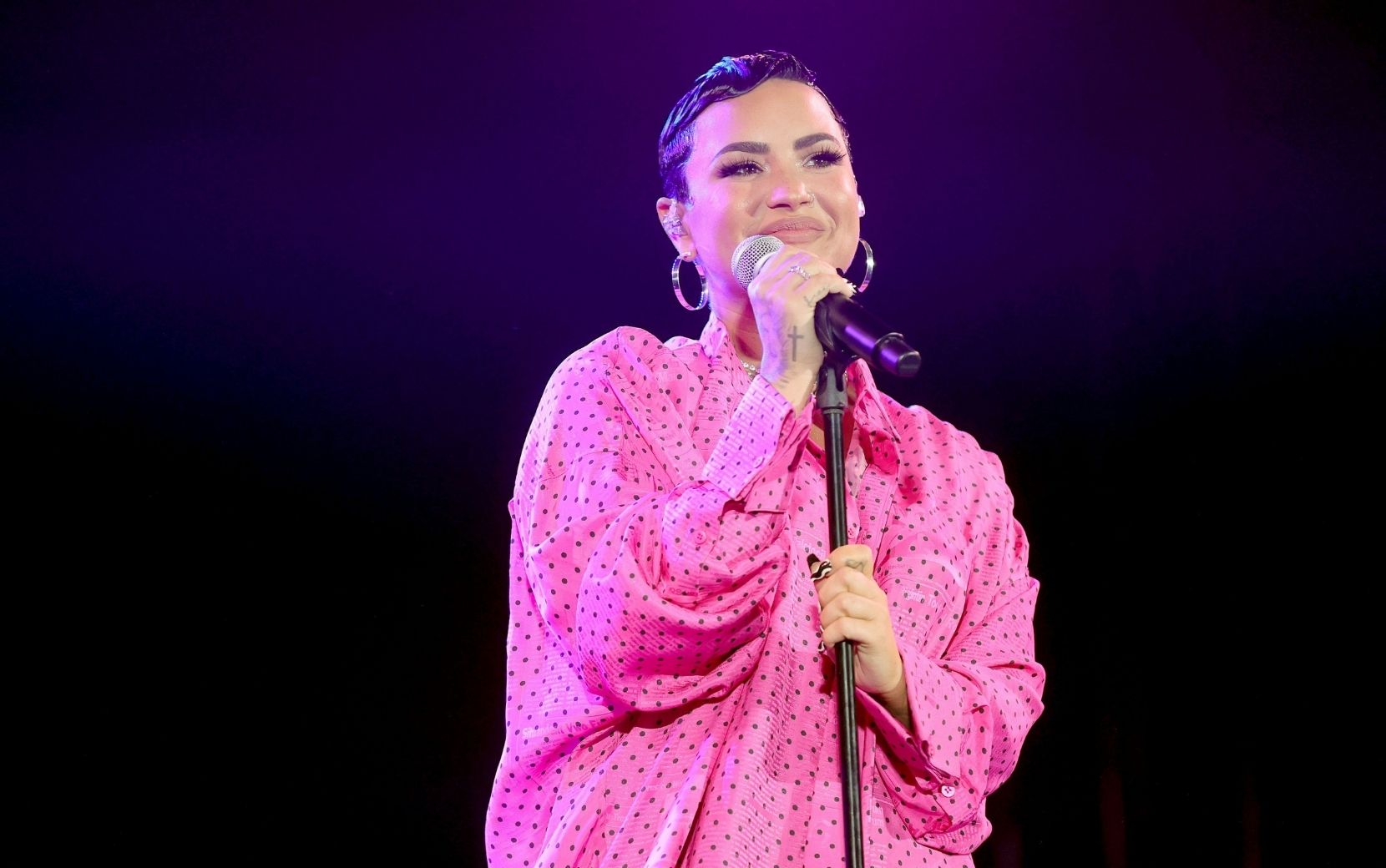 Em véspera da estreia do documentário, Demi Lovato dá show em drive-in com músicas inéditas