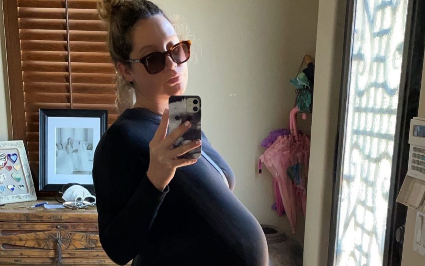 Ashley Tisdale faz desabafo sobre aceitar seu corpo durante a gravidez: "Essa sou eu mesma?"