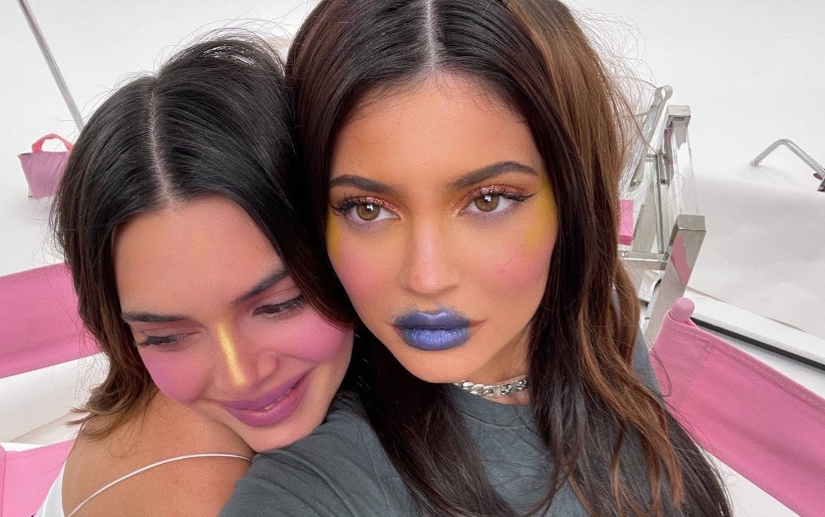 Kendall e Kylie Jenner proporcionam um vídeo hilário enquanto se maquiam bêbadas; assista