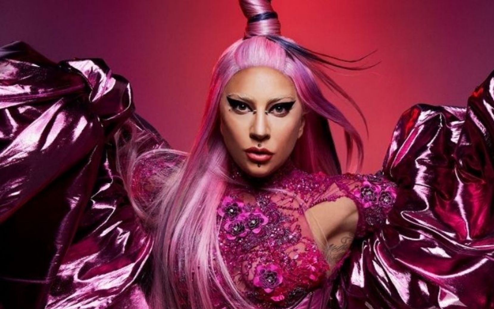 "Applause" pra rainha! Lady Gaga recebe surpresa de aniversário mega fofa de namorado - veja!
