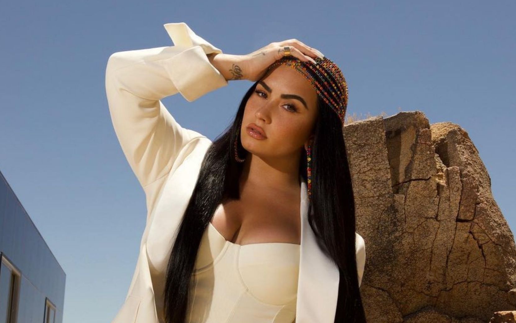Demi Lovato lança versão dexlue do novo álbum com faixa inédita e versões acústicas