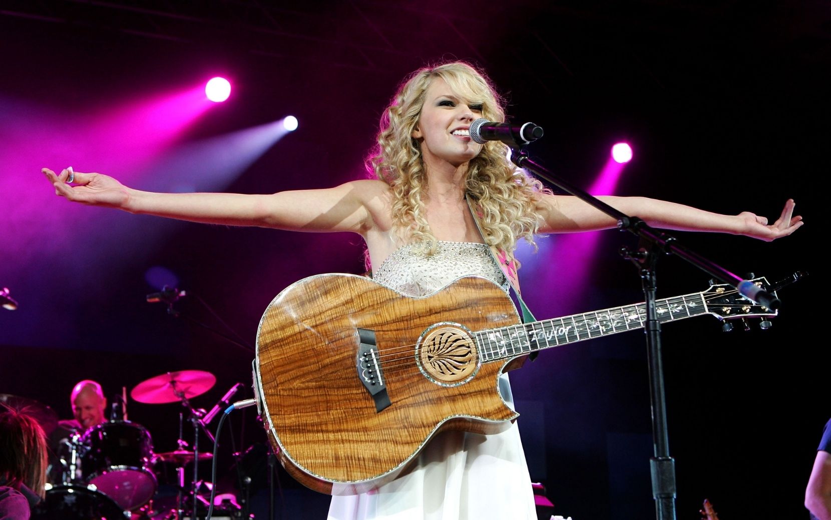 Com lyric videos nostálgicos, Taylor Swift lança "Fearless (Taylor's Version)"