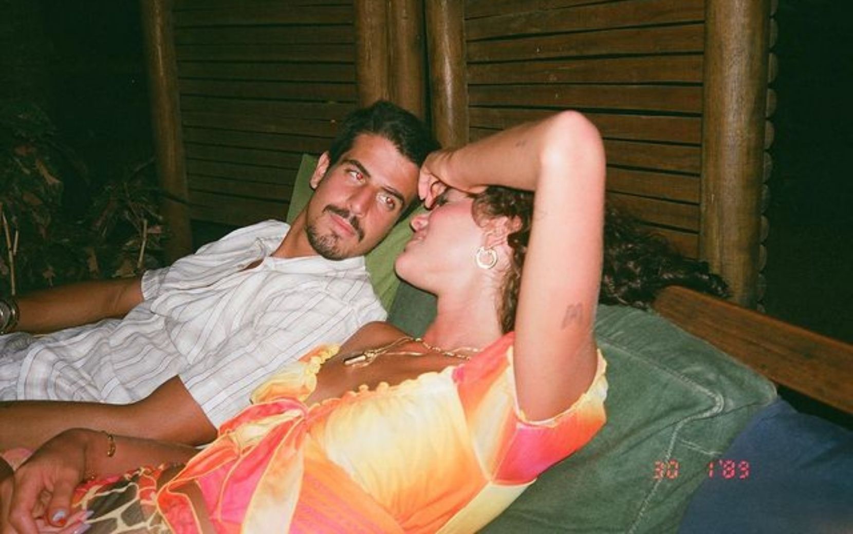 Assumidos! Bruna Marquezine publica pela primeira vez fotos com o namorado, Enzo Celulari
