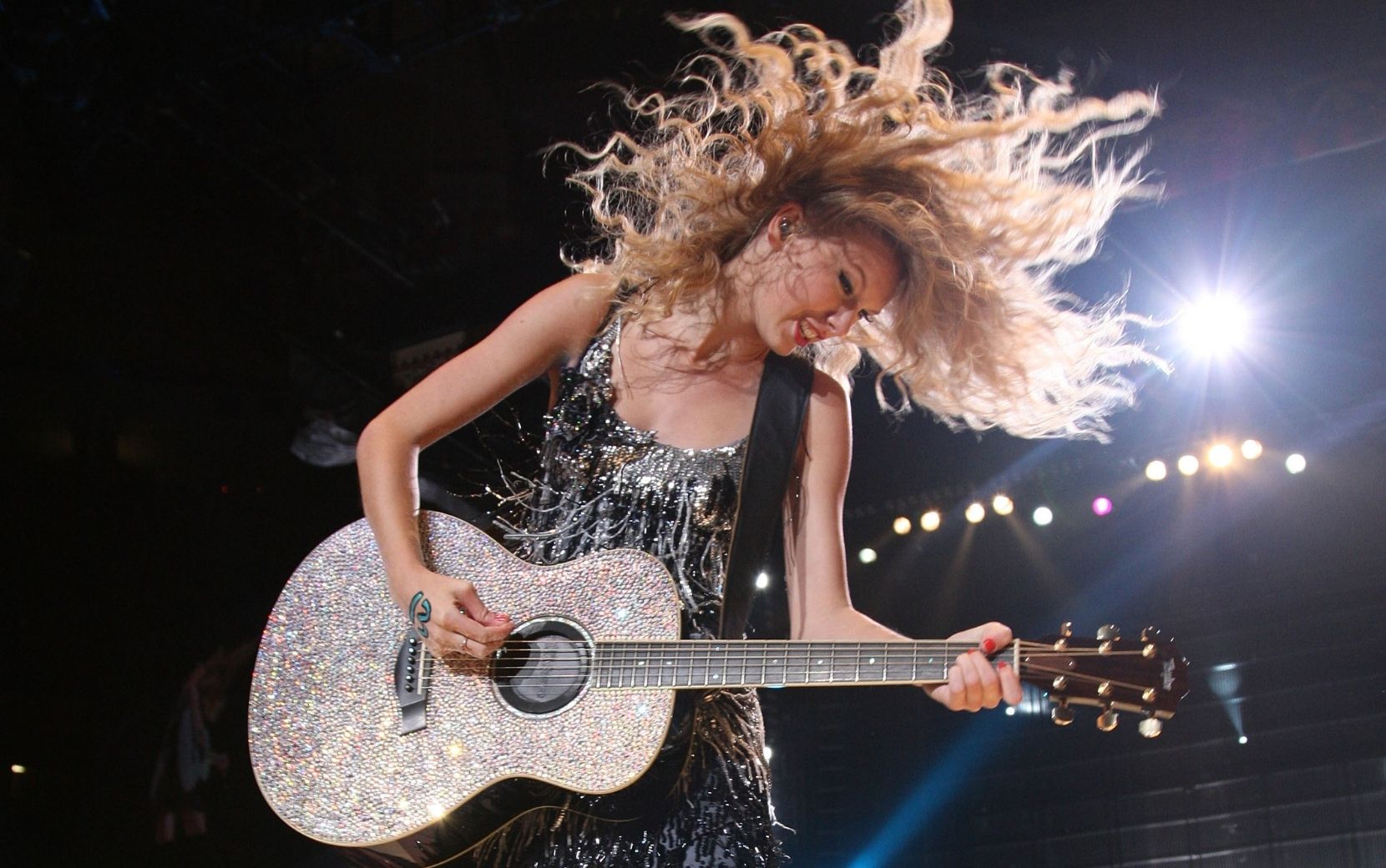 Após vídeo misterioso, Taylor Swift divulga tracklist completa de "Fearless (Taylor's Version)"
