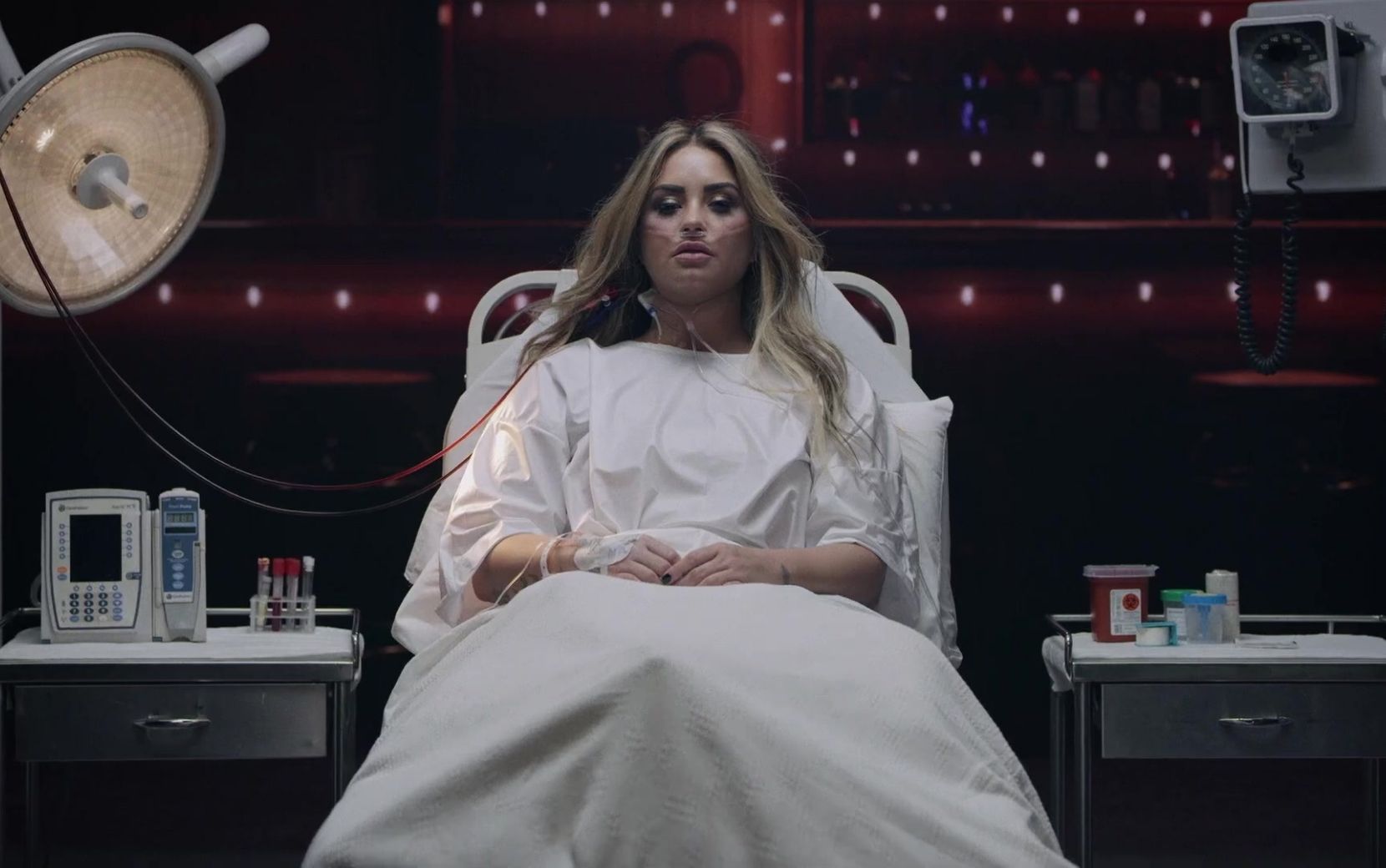 Demi Lovato lança novo álbum e volta à noite da overdose no clipe de "Dancing With The Devil"
