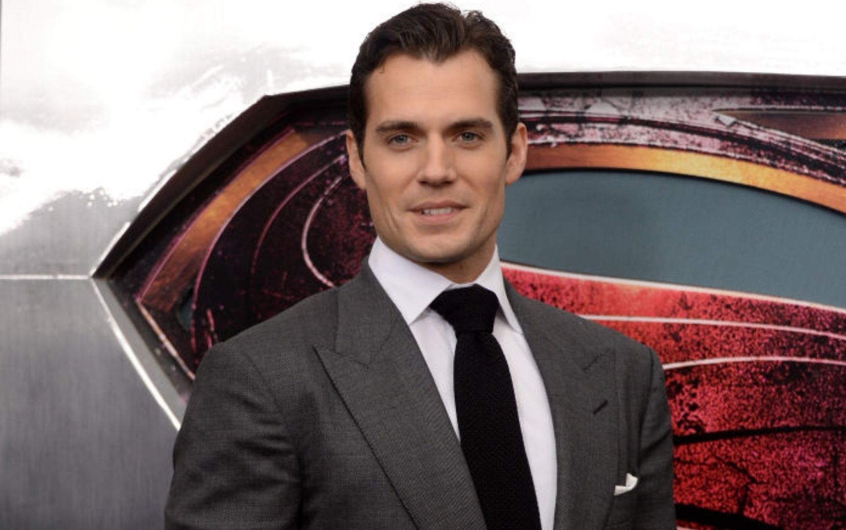 Caras  Henry Cavill apresenta a nova namorada