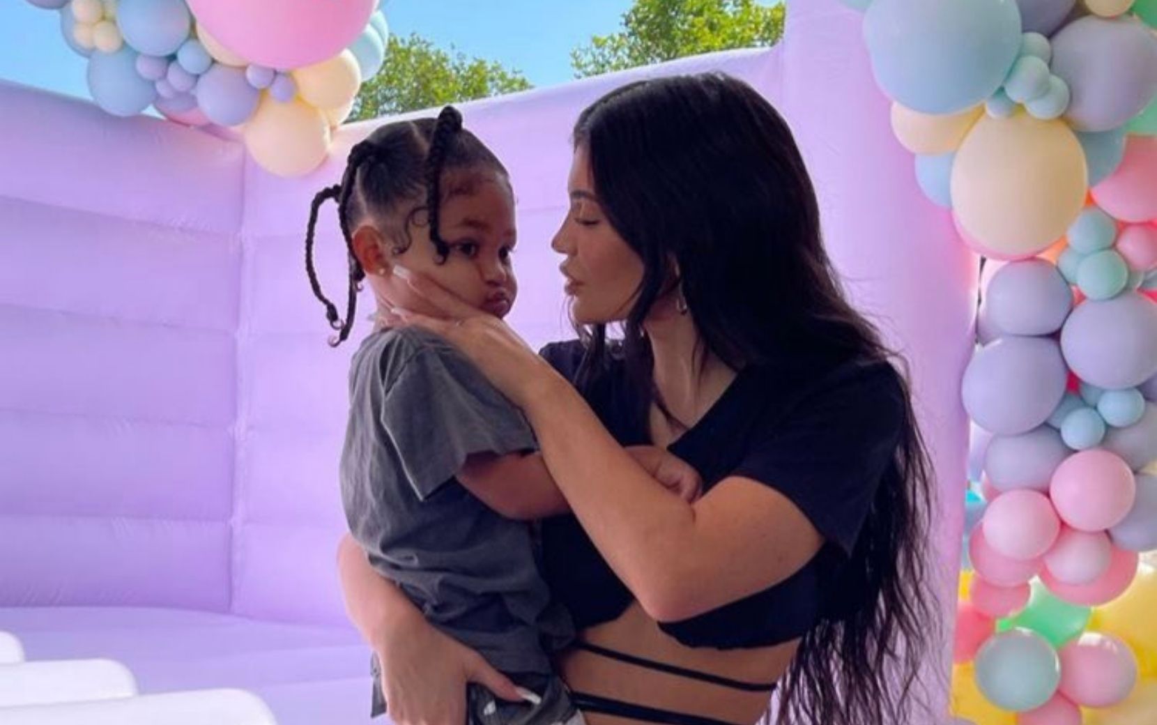 Kylie Jenner publica foto com a filha Stormi e look da garotinha chama a atenção: "Mini Travis"