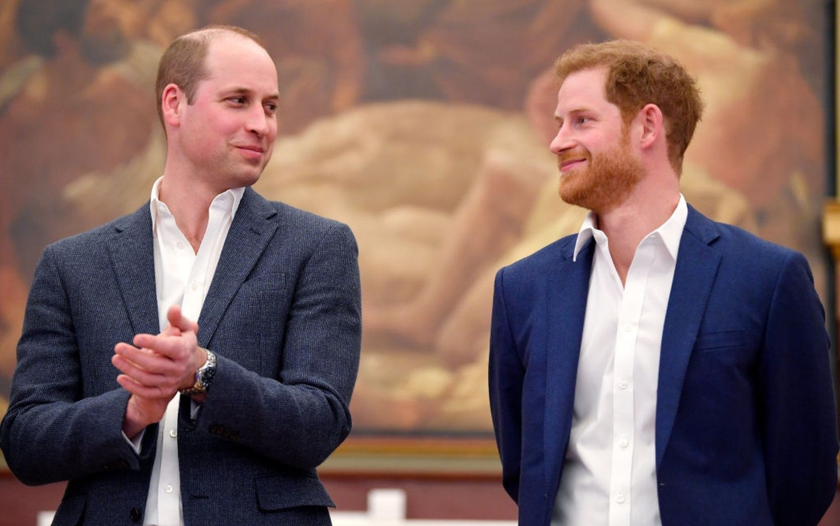Príncipe Harry e Príncipe William são vistos juntos no funeral de Philip após um ano separados