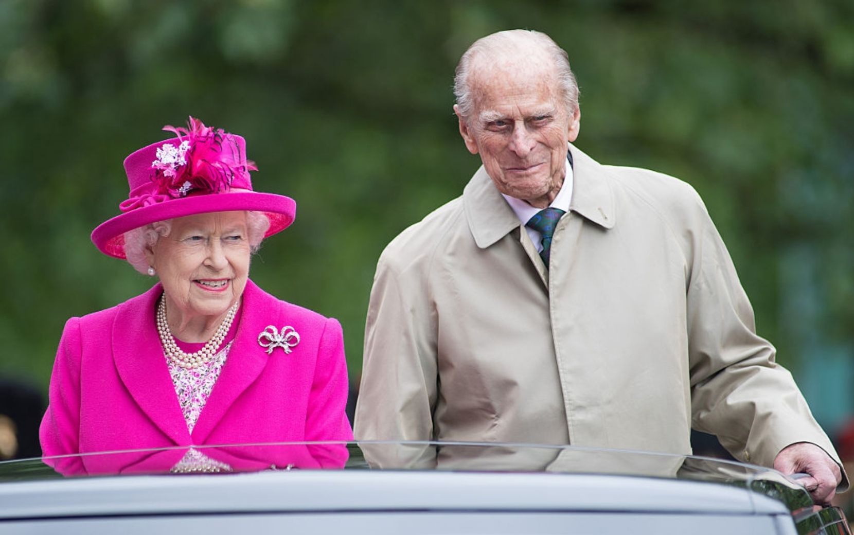 Rainha Elizabeth II se despede de Príncipe Philip em funeral e imagem emociona web: "De partir o coração"