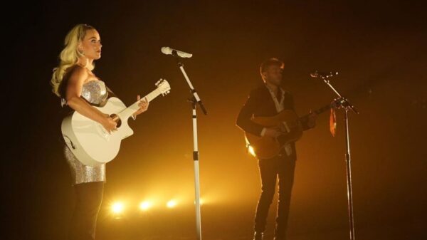 Katy Perry canta memorável “Thinking Of You” na final de “American Idol”