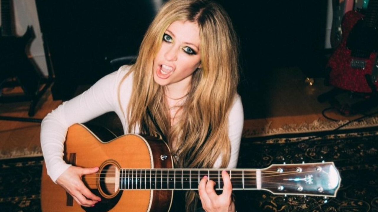 De volta! Avril Lavigne divulga trechos das primeiras músicas do novo álbum