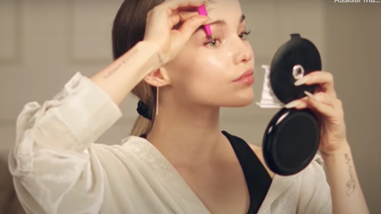 Dove Cameron dá dicas de skincare e ensina a fazer uma maquiagem leve; assista