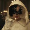 "Cruella": Emma Stone fala sobre construção da vilã em vídeo de bastidores