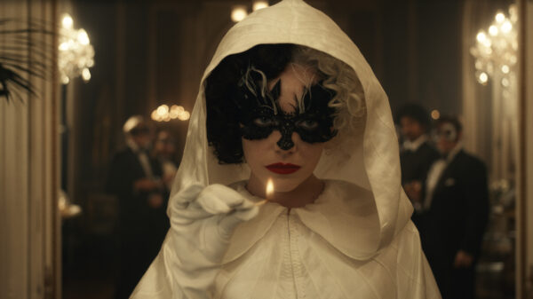 "Cruella": Emma Stone fala sobre construção da vilã em vídeo de bastidores