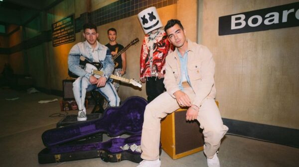 Jonas Brothers e Marshmello se unem em parceria; ouça “Leave Before You Love Me”