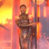 Lil Nas X comenta momento que rasgou a calça em apresentação no SNL