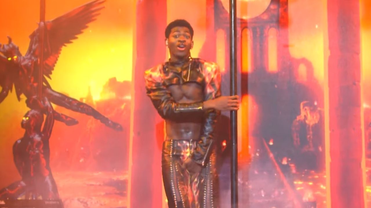 Lil Nas X comenta momento que rasgou a calça em apresentação no SNL