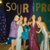 Com presença de Conan Gray e outras amizades famosas, Olivia Rodrigo canta no Sour Prom