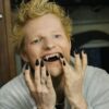 Ed Sheeran divulga foto de novo clipe e brinca: "As unhas eram um pesadelo"