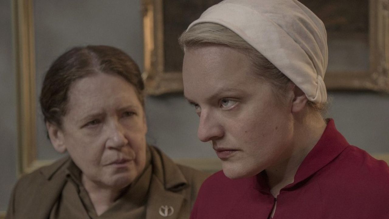 Atriz de "The Handmaid's Tale" diz que fã da série "fugiu correndo" ao encontrá-la