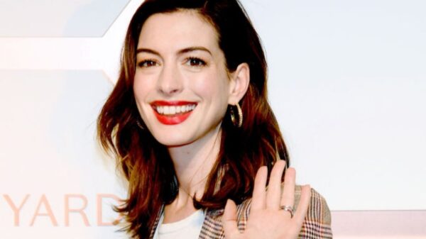Anne Hathaway aparece ensanguentada em imagens chocantes do set de "WeCrashed"