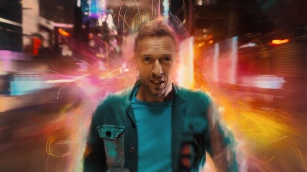 Com mega produção futurística, Coldplay lança o clipe de "Higher Power"