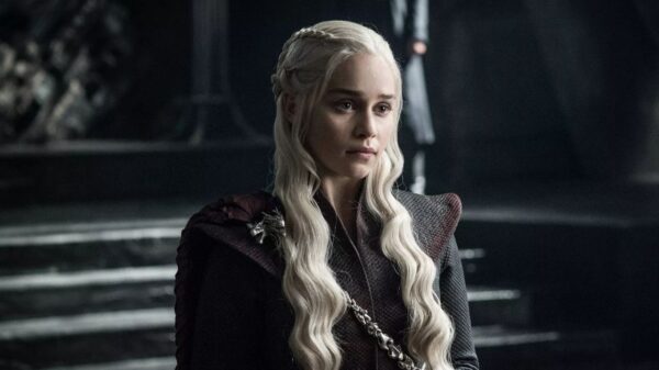 Emilia Clarke relembra gafe do copo de café em episódio de "Game of Thrones"