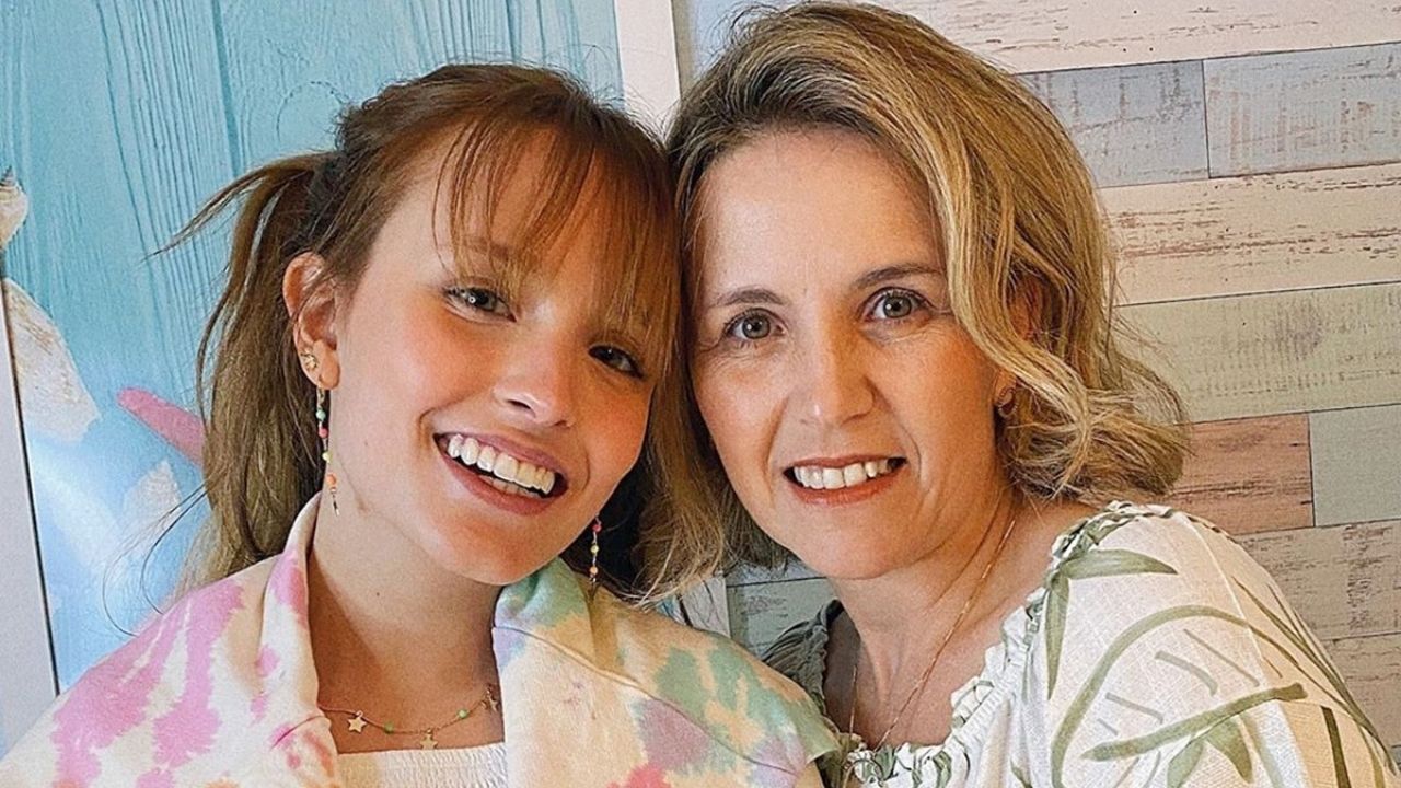 Mãe de Larissa Manoela revela insatisfação em viagem e dá unfollow na filha