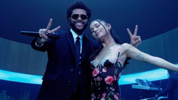 Ariana Grande e The Weeknd performam o hit "off the table"; assista