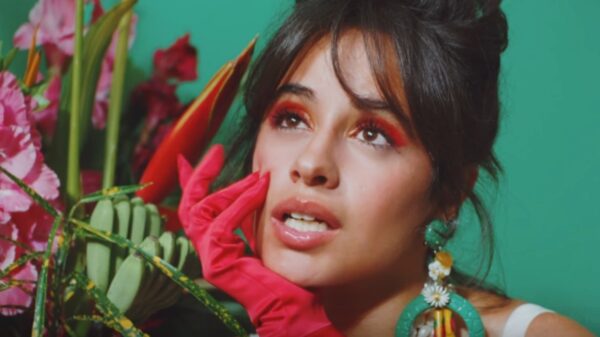Aprofundando suas raízes, Camila Cabello lança clipe cinematográfico de "Don't Go Yet"