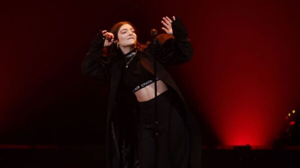 Lorde anuncia novo single e performance inédita para quarta-feira (21)