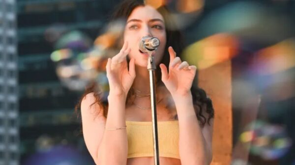 Lorde realiza primeira apresentação ao vivo do single "Solar Power"