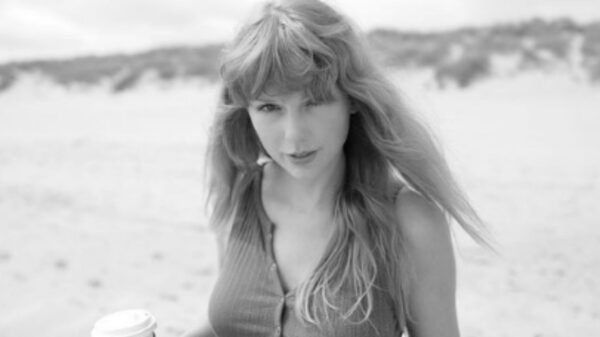 Em aniversário de "folklore", Taylor Swift lança versão alternativa de "the lakes"