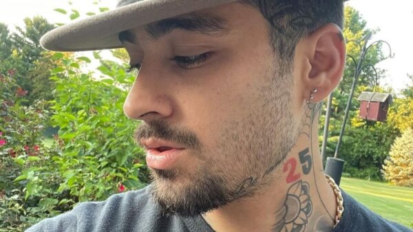 Zayn Malik tem uma nova tatuagem no rosto e fãs tentam entender significado