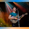 Chris Martin, do Coldplay, cantando em palco