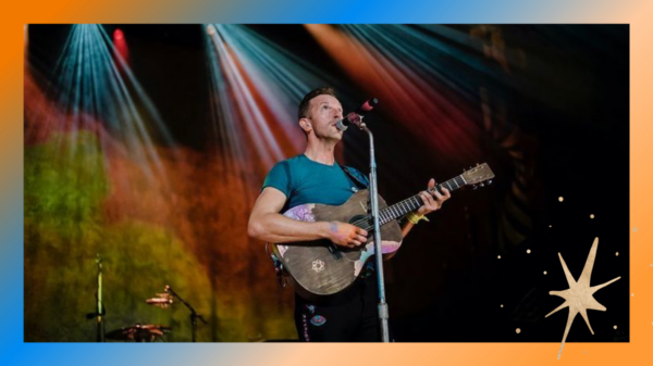 Chris Martin, do Coldplay, cantando em palco