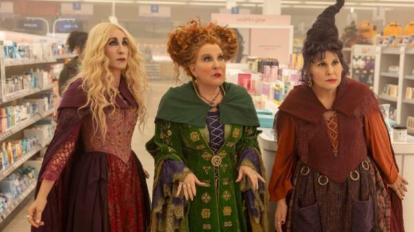 Três bruxas do filme "Abracadabra" andando nos corredores de uma loja