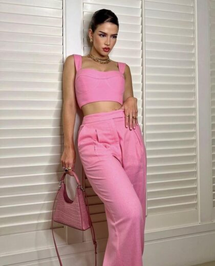 Influenciadora Lele Burnier usando roupa toda rosa.