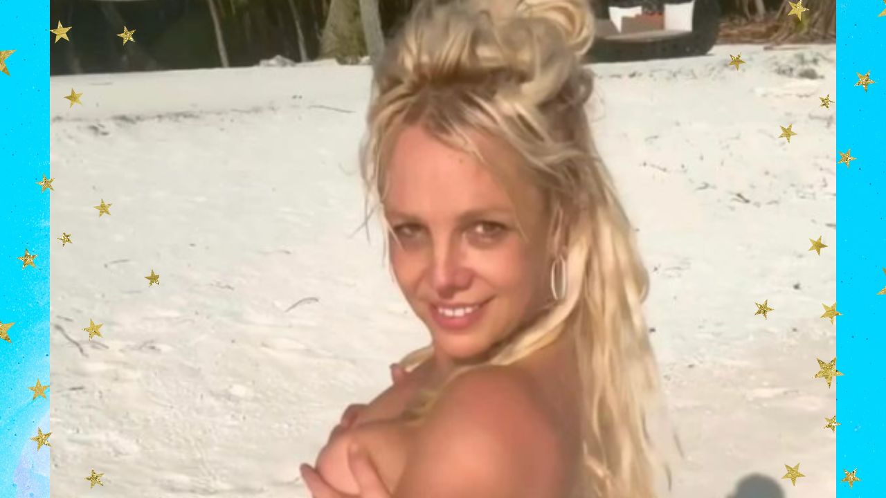 Aos 42 anos, Britney Spears posa nua em praia