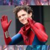 Tom Holland acenando durante as filmagens de Homem-Aranha: Um Novo Dia.