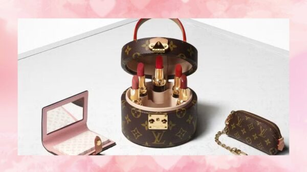 Estojo redondo de couro monogramado da Louis Vuitton com cinco batons de embalagem dourada, acompanhado de espelho compacto e mini nécessaire da marca.