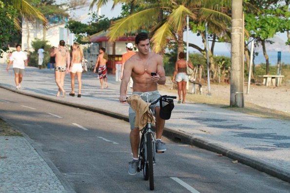 Klebber Toledo passei de bicicleta sem camisa *-*